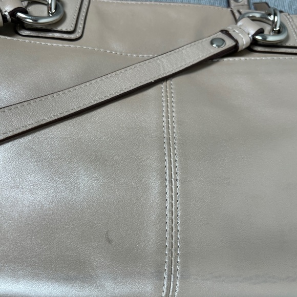 COACH Gallery Top zip Tote in metallic light tan leather - Picture 3 of 11